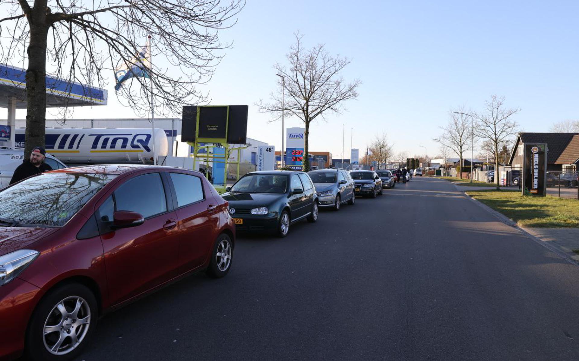 Ruim 150 Auto's Staan In De File Voor Goedkope Diesel En Benzine ...